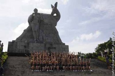 Photo de groupe devant un monument Chinois.