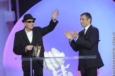Alain Bachung reçoit sa premiére victoire.